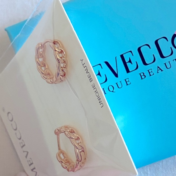 Mevecco | Gold Chainlink Hoop Huggies - Picture 6 of 6